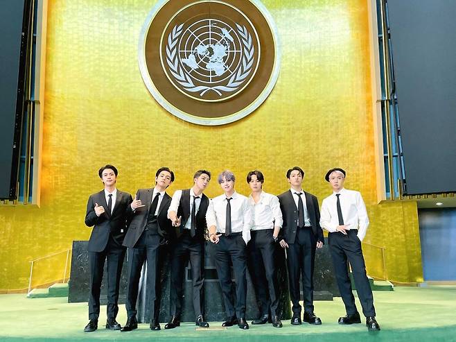 유엔 총회장에 선 BTS (서울=연합뉴스) 유엔 총회에 청년세대 대표로 참석한 방탄소년단(BTS)이 각국 정상들이 연설하는 유엔 총회장을 누비며 유쾌한 화합의 무대를 선사했다.
    BTS는 20일(현지시간) 뉴욕 유엔 총회장에서 열린 지속가능발전목표 고위급 회의(SDG 모멘트) 행사에서 사전 녹화된 '퍼미션 투 댄스'(Permission to Dance) 퍼포먼스 영상을 공개했다. 
    BTS가 지난 7월 발표한 '퍼미션 투 댄스'는 '춤추는 데 허락은 필요 없다'는 메시지와 팬데믹 종식에 대한 희망을 표현한 곡이다. 2021.9.21  [방탄소년단 공식 트위터 캡처. 재판매 및 DB 금지] photo@yna.co.kr