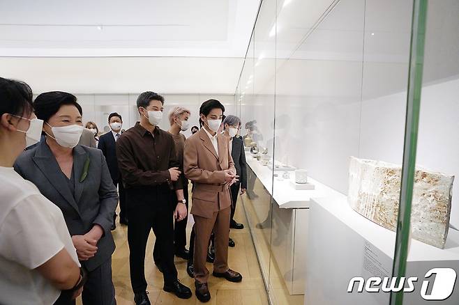 제76차 유엔총회를 계기로 문재인 대통령과 함께 미국 뉴욕을 방문 중인 김정숙 여사와 '미래세대와 문화를 위한 대통령 특별사절'로 임명된 그룹 방탄소년단(BTS)이 20일(현지시간) 메트로폴리탄 미술관 한국실을 관람하고 있다. (청와대 제공) 2021.9.21/뉴스1