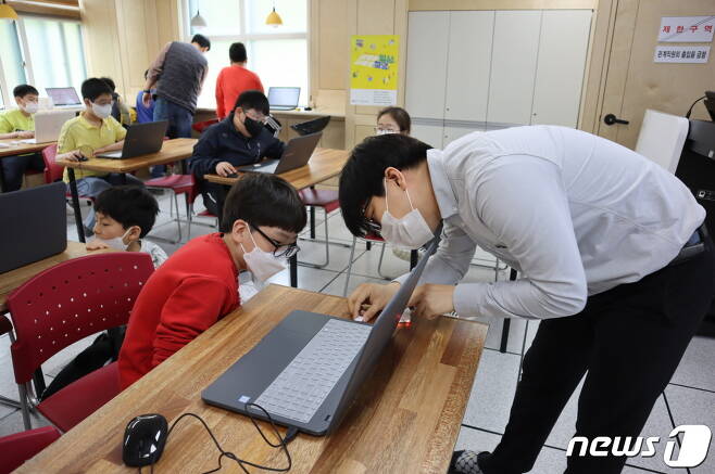 충북 보은 산외초등학교 인공지능 교육 모습.© 뉴스1