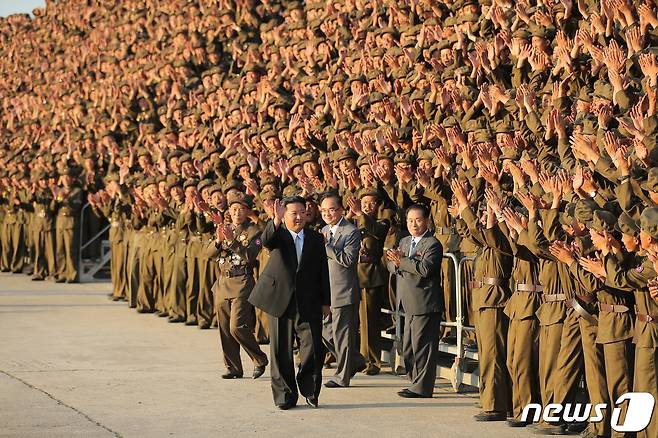 (평양 노동신문=뉴스1) = 올해 정권수립기념일 계기로 진행된 민간 및 안전무력 열병식 참가자들과 기념사진을 찍는 김정은 북한 노동당 총비서. [국내에서만 사용가능. 재배포 금지. DB 금지. For Use Only in the Republic of Korea. Redistribution Prohibited] rodongphoto@news1.kr