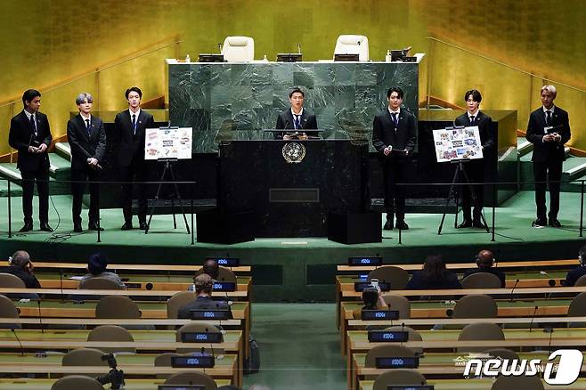 그룹 방탄소년단(BTS) RM이 20일(현지시간) 뉴욕 유엔본부에서 열린 제76차 유엔 총회 SDG Moment(지속가능발전목표 고위급회의) 개회 세션에서 발언하고 있다. (청와대 페이스북) 2021.9.21/뉴스1