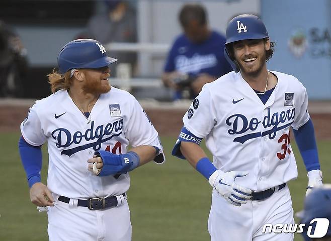 LA 다저스의 주축 타자 코디 벨린저(오른쪽). © AFP=뉴스1