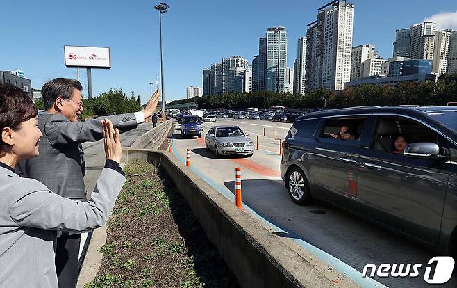 문재인 대통령이 추석 명절을 맞아 2일 오전 경기 성남 서울IC에서 귀성객들에세 인사를 전하고 있다. (청와대 제공) 2017.10.2/뉴스1