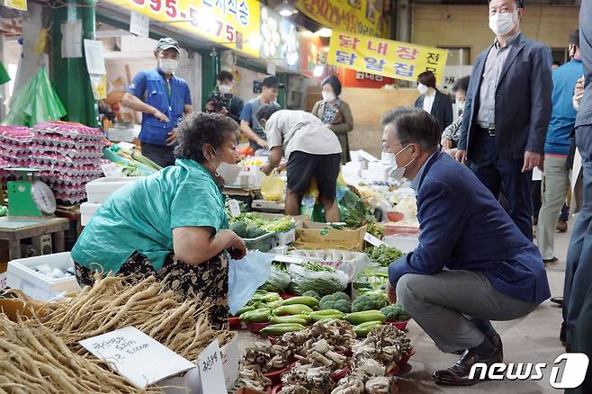 문재인 대통령이 추석 명절을 앞둔 29일 서울 서대문구 인왕시장을 찾아 장을 보던 중 한 상인과 대화를 나누고 있다. (청와대 제공) 2020.9.29/뉴스1