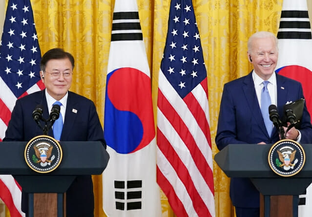 문재인 대통령의 방미를 계기로 구축된 한미 백신 파트너십이 민간 기업 간 협력으로 발전해 'K-글로벌 백신 허브' 조기 구축이 가시화했다. 사진은 지난 5월 백악관에서 한미정상회담 직후 진행된 기자회견 모습. (사진=청와대)
