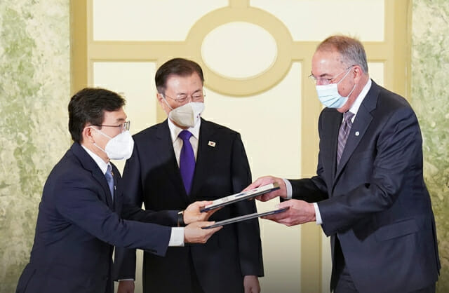 지난 5월 한미 백신기업 파트너십 행사 자리의 모습. 왼쪽부터 권덕철 보건복지부 장관, 문재인 대통령, 스탠리 어크 노바백스 대표. (사진=청와대)