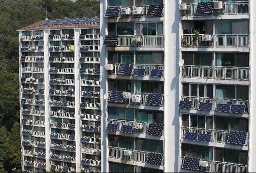 베란다마다 태양광 발전설비가 설치된 서울의 한 아파트 단지. /이진한 기자