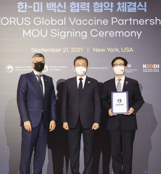 문재인 대통령이 21일(현지시각) 미국 뉴욕 시내 호텔에서 열린 한미 백신 협력 협약 체결식에서 여한구 통상교섭본부장에게 투자신고서를 제출한 임마누엘 리그너 싸이티바 회장과 기념촬영을 하고 있다. 연합뉴스.