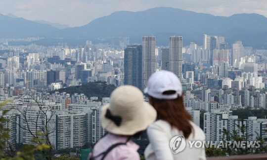 22일 서울 중구 남산에서 바라본 성동구 아파트 일대. 연합뉴스