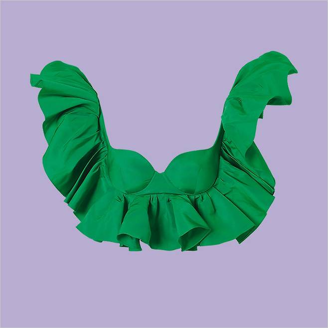 러플 장식의 크롭트 톱은 가격 미정, Alexander McQueen.