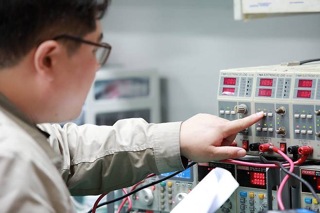 국산 PC업계 관계자가 주요 PC제품 검수를 하고 있다.