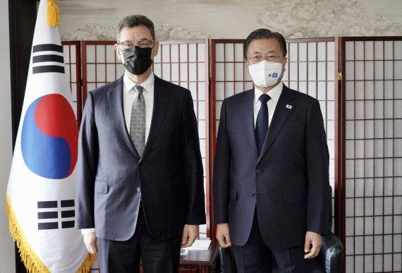 [뉴욕=뉴시스] 김진아 기자 = 문재인 대통령이 21일(현지시간) 미국 뉴욕의 한 호텔에서 앨버트 불라 화이자 최고경영자(CEO)를 접견, 기념촬영을 하고 있다. 2021.09.21. bluesoda@newsis.com /사진=뉴시스