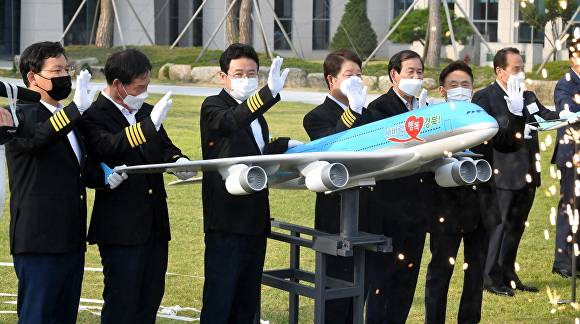 이철우 경북도지사(왼쪽 세번째)가 신공항 조형물 제막식에 참여하고 있다. [사진=경북도청]