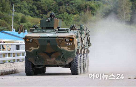 16일 강원도 인제군 육군과학화전투훈련단(KCTC)에서 육군의 대표브랜드이자 최상위 전투체계인 Army TIGER 4.0 전투실험이 진행된 가운데 군 장병들이 탑승한 장갑차가 적진을 향해 진입하고 있다. [사진=사진공동취재단]