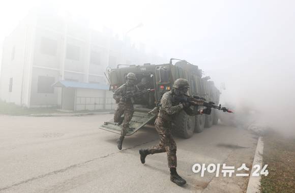 16일 강원도 인제군 육군과학화전투훈련단(KCTC)에서 육군의 대표브랜드이자 최상위 전투체계인 Army TIGER 4.0 전투실험이 진행된 가운데 군 장병들이 전투수행 시연을 하고 있다. [사진=사진공동취재단]