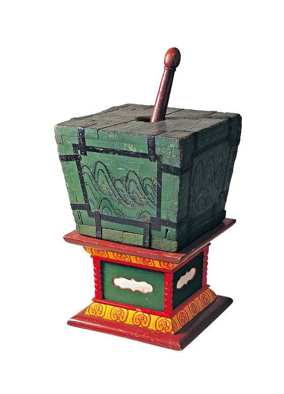 나무채를 들었다가 내리면 절구를 찢듯이 쿵 소리가 나는 악기 축. 하늘과 땅을 열어 음악을 시작한다는 의미를 담아 음악을 시작할 때 연주한다.