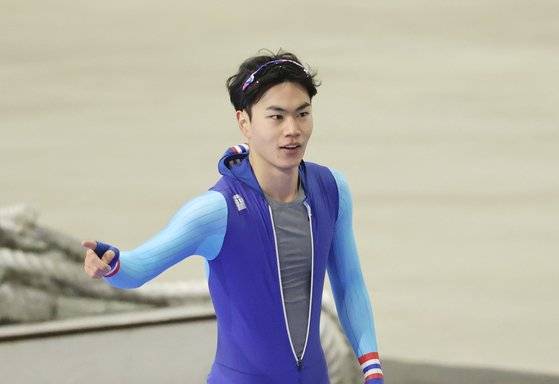 16일 오후 서울 노원구 태릉국제스케이트장에서 열린 2021-2022시즌 국제빙상경기연맹(ISU) 스피드스케이팅 월드컵 파견대표 선발전 겸 SK텔레콤배 제56회 전국남녀 종목별 스피드 선수권대회 남자부 1000m 결승에서 김민석(성남시청)이 결승선을 통과한 뒤 기뻐하고 있다.   [연합뉴스]