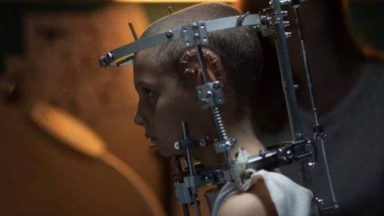 74회 칸영화제 황금종려상을 수상한 영화 '티탄' 스틸컷. 사진 왓챠