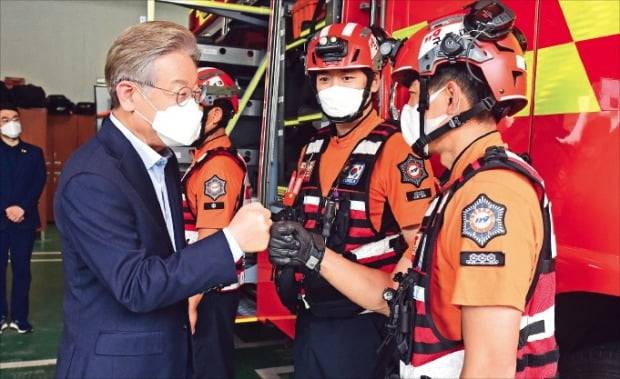 < 소방관 격려 > 이재명 경기지사가 22일 서울 동작소방서를 찾아 소방관을 격려하고 있다.  뉴스1