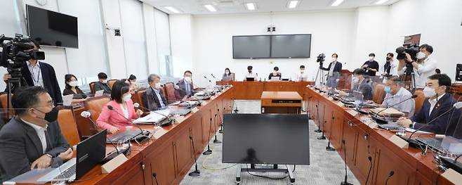 언론중재법 협의체 8차 회의가 지난 17일 국회에서 열리고 있다. 국회사진기자단