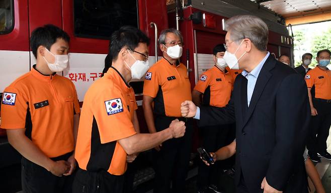 소방서 위로 방문 더불어민주당 대선 주자인 이재명 경기지사(오른쪽)가 추석연휴 마지막 날인 22일 서울 동작소방서를 방문해 근무 중인 소방관들과 주먹 인사를 하며 위로하고 있다. 국회사진기자단