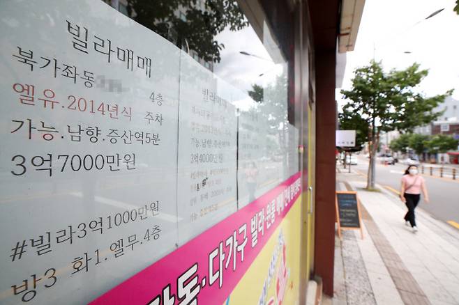 서울 빌라 매매가마저 상승 서울 은평구에 있는 한 부동산중개업소 유리창에 22일 빌라 매매정보가 붙어 있다. KB국민은행 주택가격 통계를 보면 올해 8월까지 서울지역 연립·빌라 가격의 누적 상승률은 4.73%로 지난해 같은 기간(2.77%)의 1.7배 수준이다. 연합뉴스