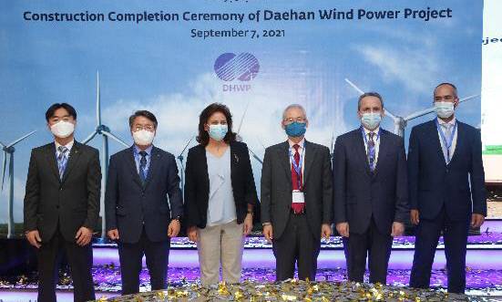 지난 7일 현지 준공식에 참석한 이승우 한국남부발전 사장(왼쪽에서 두번째). 연합뉴스