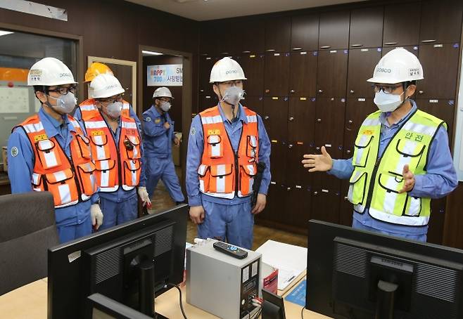 지난 17일 남수희 포항제철소장(오른쪽)이 코크스공장을 방문해 직원들을 격려하고 있다. (포항제철소 제공) 2021.09.22