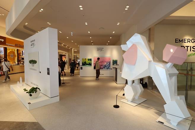 ▲22일 오픈한 '이머징 아티스트 네이처 & 팝' 대전신세계 1층 전시장. 사진=대전신세계.