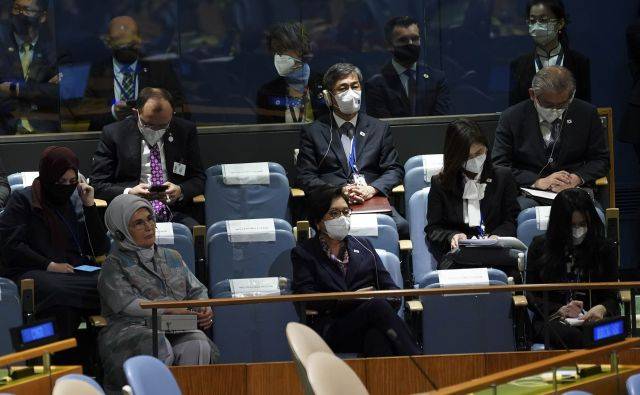 김정숙 여사가 21일(현지시간) 미국 뉴욕 유엔 총회장에서 문재인 대통령 기조연설을 듣고 있다. 연합뉴스