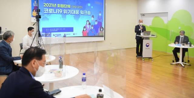 한국위기관리재단이 최근 서울 서초구 국민외교센터에서 진행한 ‘코로나19 위기대응 워크숍’에서 GMS 김정한 위기관리원장이 발표하고 있다. 강민석 선임기자