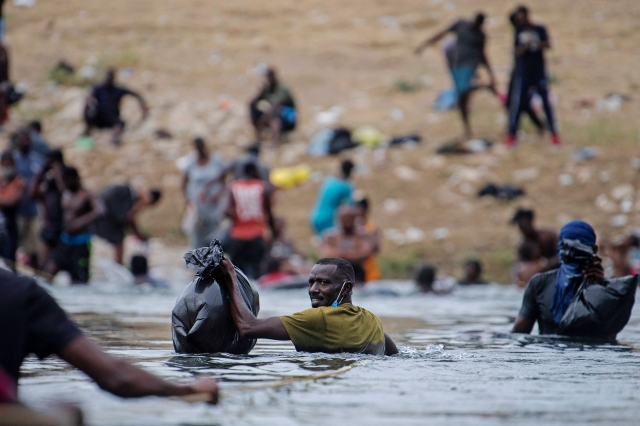리오그란데강을 건너는 아이티 난민들. AFP연합뉴스