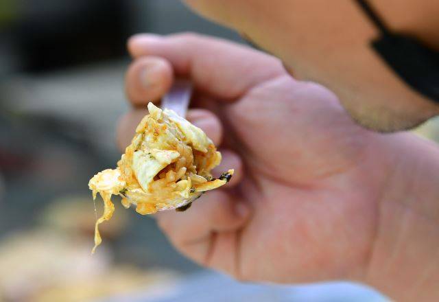 서울 동작구 노량진 컵밥 거리에서 한 청년이 컵밥을 먹고 있다. 최현규 기자