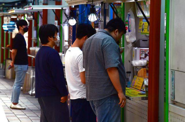 청년들이 서울 동작구 노량진 컵밥 거리에서 컵밥을 먹기 위해 대기 중이다. 최현규 기자
