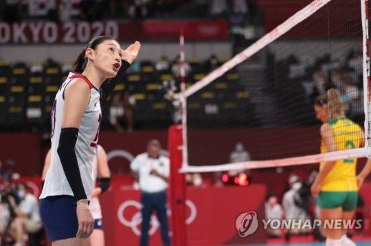 2020도쿄올림픽 여자배구 4강경기 브라질전에서 김연경이 심판에게 이의를 제기하고 있다. 김연경은 8강 터키전에선 레드카드를 받아 1점을 잃고 서브권까지 내주기도 했다. [도쿄=연합뉴스 자료사진]
