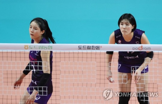 여자프로배구 흥국생명이 학창 시절 폭력(학폭) 논란의 당사자인 이재영·다영 쌍둥이 자매와 결별했다.흥국생명은 30일 한국배구연맹(KOVO)에 2021-2022 프로배구 정규리그 선수 등록 명단을 제출하며 이재영과 이다영의 이름을 뺐다. [연합뉴스 자료사진]