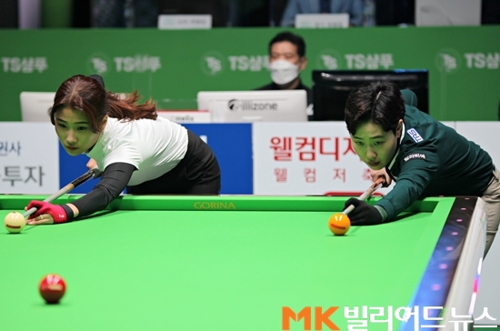 용현지와 김세연이 21일 `TS샴푸 LPBA챔피언십 2021` 결승전서 초구 뱅킹을 시도하고 있다.