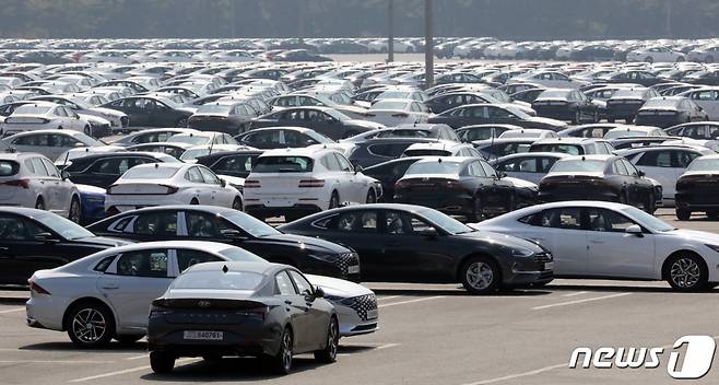 반도체 수급난으로 현대자동차 등 국내 완성차업체가 셧다운을 겪고 있는 지난 4월 20일 충남 아산시 현대차 아산공장 출고장에서 완성된 차량이 줄지어 세워져 있다.  /사진=뉴스1