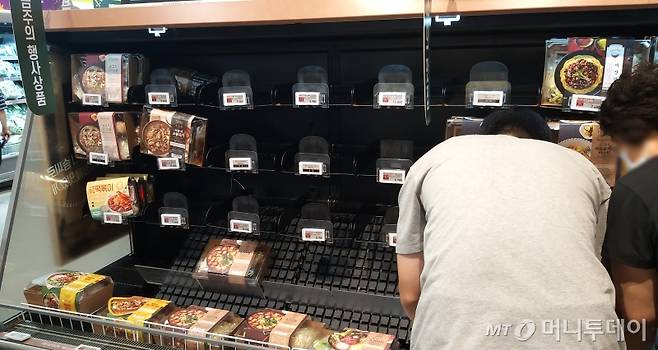 지난 20일 경기도 남양주 소재의 한 마트에서 소비자들이 밀키트 제품을 구매하고 있다./사진=구단비 기자