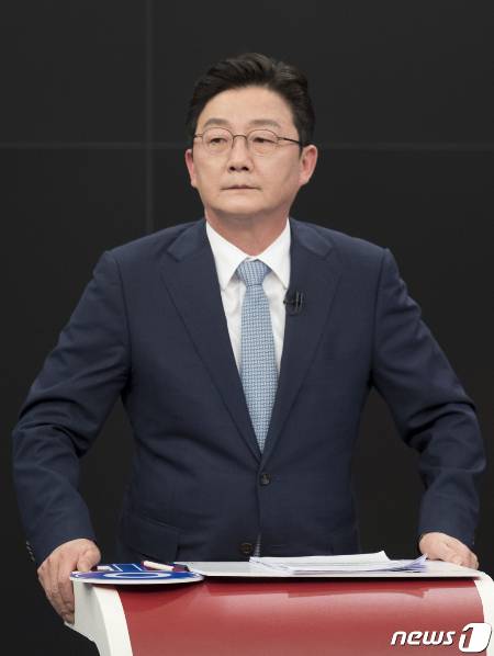 (서울=뉴스1) 국회사진취재단 = 유승민 국민의힘 대선 경선 후보가 16일 오후 서울 중구  스튜디오에서 열린 제20대 대통령선거 경선후보자 1차 방송토론회에 참석해 토론 준비를 하고 있다. 2021.9.16/뉴스1