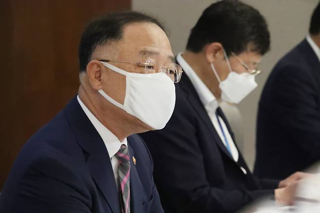 홍남기 부총리 겸 기획재정부 장관이 21일 정부서울청사에서 열린 '부동산시장 점검 관계장관회의'에서 발언하고 있다.[연합]