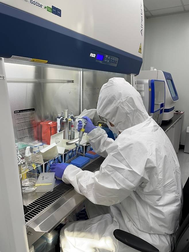 세종시 보건환경연구원이조류인플루엔자 검사를 하고 있다 *재판매 및 DB 금지