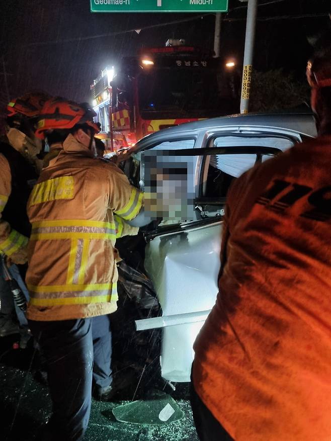 [홍성=뉴시스] 충남소방 119구조대 추석 연휴중 사고현장 처리 모습.  *재판매 및 DB 금지