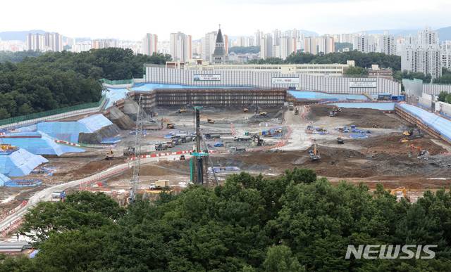 [서울=뉴시스] 고범준 기자 = 서울 강동구 둔촌주공아파트 재건축 공사 현장에서 공사가 진행 중에 있다. 2020.07.29. bjko@newsis.com