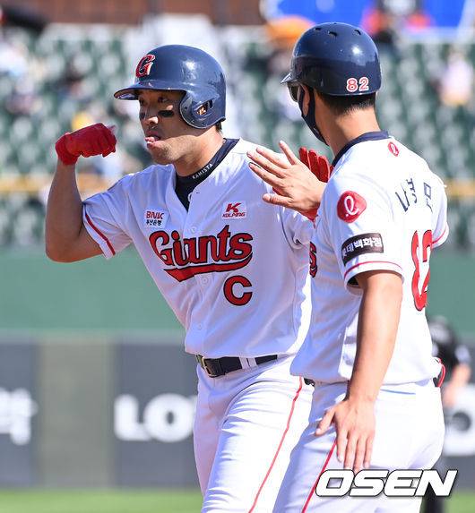 [OSEN=부산,박준형 기자]1회말 1사 3루 롯데 전준우가 동점 1타점 적시타를 날리고 세리머니를 하고 있다.  2021.09.22 / soul1014@osen.co.kr