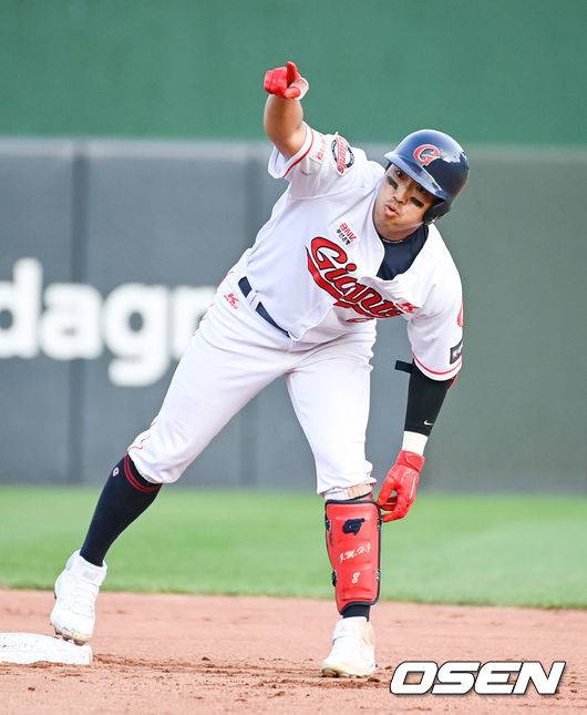 [OSEN=부산,박준형 기자]6회말 2사 1,2루 롯데 전준우가 2타점 적시 2루타를 날린뒤 세리머니를 하고 있다.  2021.09.22 / soul1014@osen.co.kr