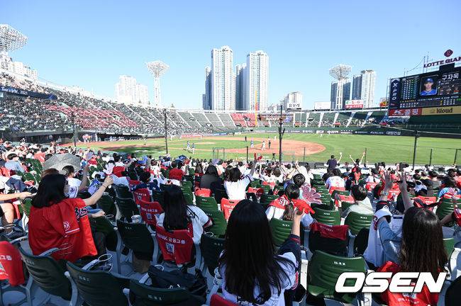 [OSEN=부산,박준형 기자]추석연휴 마지막날 야구팬들로 찬 사직구장. 2021.09.22 / soul1014@osen.co.kr