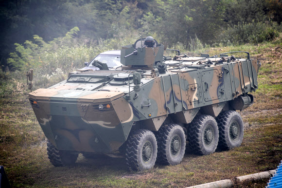기동하는 K808 차륜형장갑차 - 지난 16일 강원 인제 육군 과학화전투훈련단(KCTC) 훈련장에서 공개된 아미 타이거 4.0 전투실험에 투입된 K808 차륜형장갑차가 적진으로 기동하고 있다. 2021.9.22 육군 제공