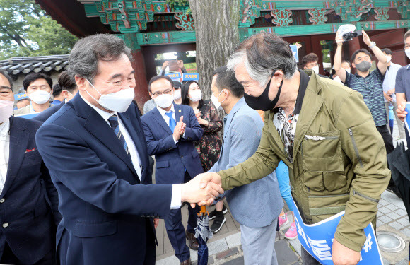 전주 한옥마을 찾은 민주당 이낙연 전 대표 - 더불어민주당 대권주자인 이낙연 전 대표가 22일 전북 전주시 한옥마을을 찾아 시민 및 지지자들과 인사를 나누고 있다. 2021.9.22 연합뉴스