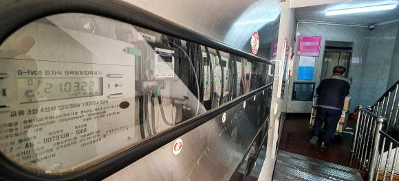 서울 서대문구의 한 상가에 설치된 전기계량기.연합뉴스